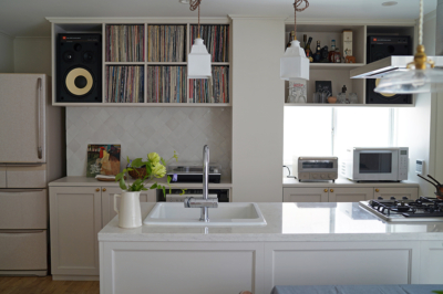 白を重ねた空間で、レコードを聴きながら料理を楽しむ家。